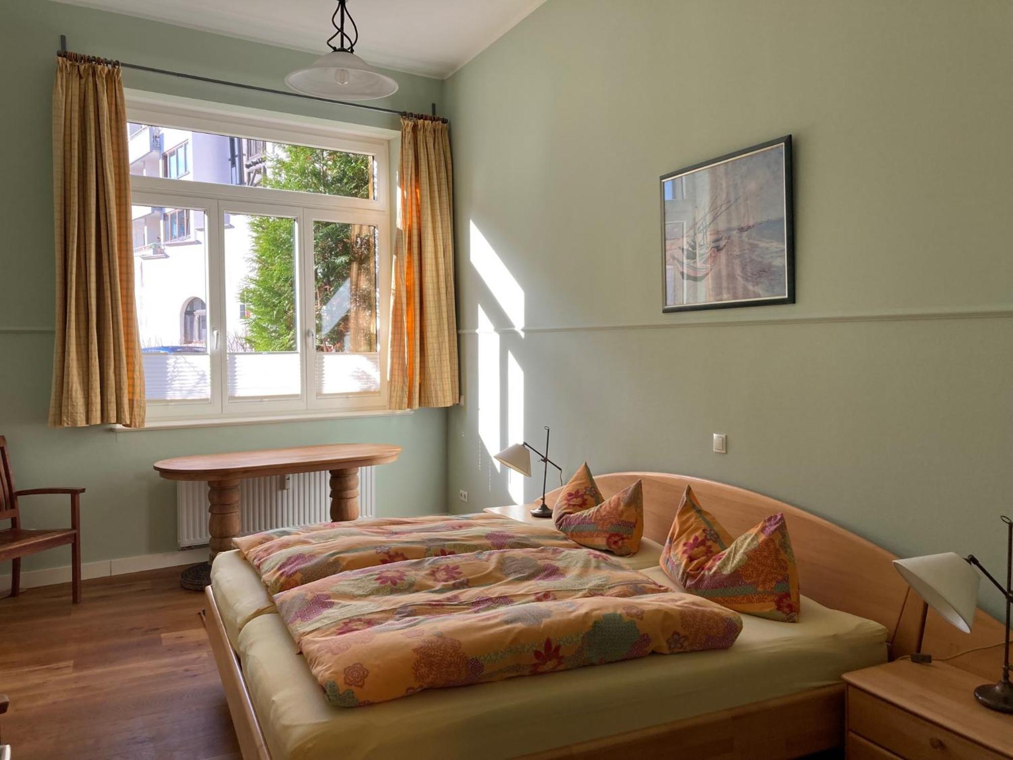 Mit 2 Schlafzimmern, Wohnkueche, Terrasse * Bonn