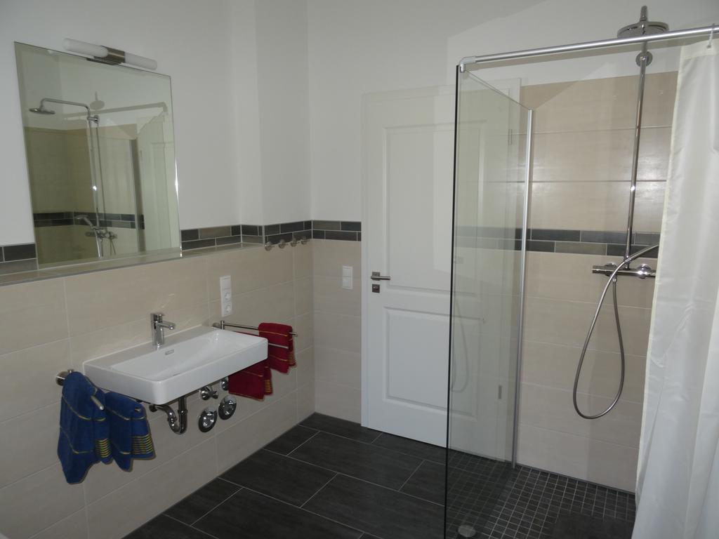 Mit 2 Schlafzimmern, Wohnkueche, Terrasse Апартаменты