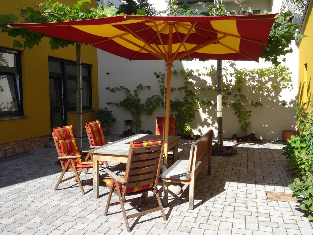 Mit 2 Schlafzimmern, Wohnkueche, Terrasse Apartment Bonn